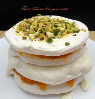 MILLE - FEUILLES DE MERINGUE AUX ABRICOTS ET AUX PISTACHES MILLE - FEUILLES DE MERINGUE AUX ABRICOTS ET AUX PISTACHES