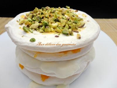 MILLE - FEUILLES DE MERINGUE AUX ABRICOTS ET AUX PISTACHES MILLE - FEUILLES DE MERINGUE AUX ABRICOTS ET AUX PISTACHES