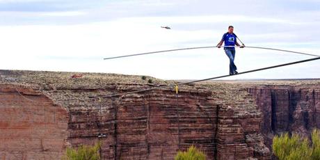 Nik Wallenda traverse le Grand Canyon sur un fil