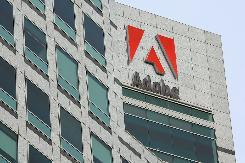 Le logo d'Adobe sur la façade de son siège, à San Jose en Californie, le 15 janvier 2010