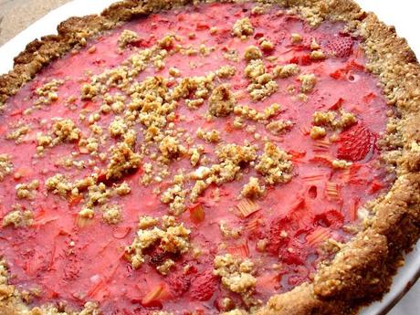 Tarte à la rhubarbe & fraise sur croûte de noix