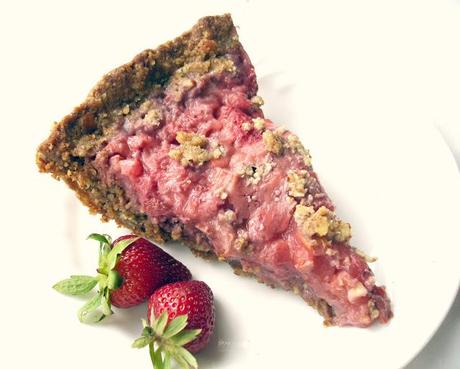 Tarte à la rhubarbe & fraise sur croûte de noix