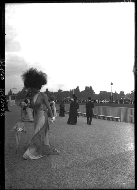 Femme-en-grande-toilette-a-Longchamp-1908-Agence-Roll.png