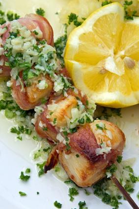 Brochette de Saint-Jacques au bacon et à la persillade Brochette de Saint-Jacques