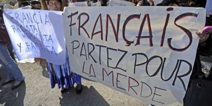 Des banderoles brandies par des manifestants boliviens devant l'ambassade de France. | AFP/JORGE BERNAL