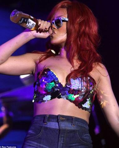 Source image : Google (un des concerts de Rihanna où on a pu la voir boire de l'alcool).
