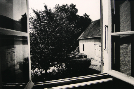 « View From the Laboratory », Saint-Loup-de-Varennes, France, 2008 Tirage platine-palladium (2013), 50 x 60 cm, édition de 10 © Daido Moriyama Photo Foundation, courtesy Polka Galerie