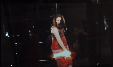 La premiere vitrine avec des hologrammes en 3D Ă  la place des mannequins
