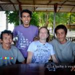 Jean-François avec Nahar, Adhi et Uphil, employés chez Fadhila Cottages Upil coupe les cheveux du fils d'Adhi, Andra (Tomken, îles Togian, Sulawesi Centre, Indonésie)