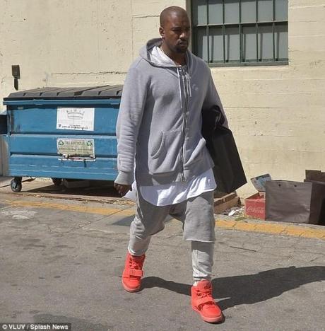 kanye-west-in-nike-air-yeezy-2-red-october-01-570x580