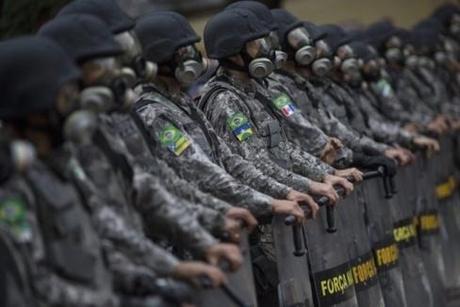 La police brésilienne a eu fort à faire pour contenir les manifestants pendant la Coupe des Confédérations de soccer. Photo Felipe Dana, AP