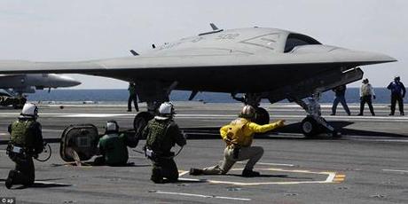 Le drone X-47B a décollé et atterri sur un porte-avions (vidéo)