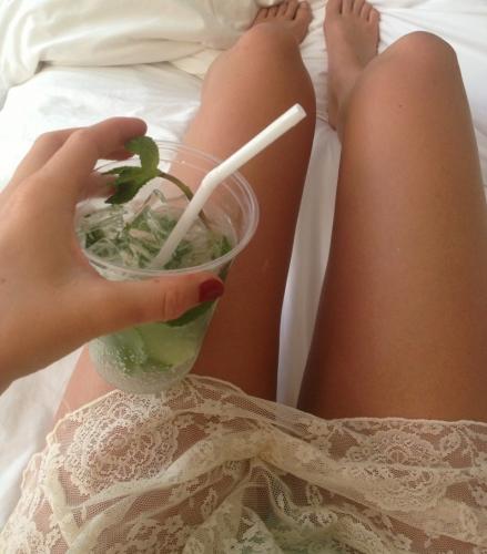 Un verre à la main. #suncindy leshaker,suncindy,sexy,glamour,verre,mojito,boire un verre,matin,se lever,