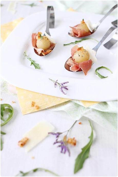 Billes de poires pochées au porto, jambon cru Aoste et croustillant de lard