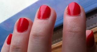 Hip-anema ... Mes ongles en rouge coquelicot ! Hip-anema ... Mes ongles en rouge coquelicot !