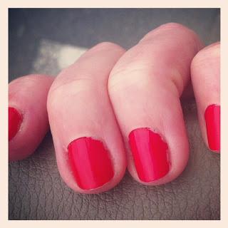 Hip-anema ... Mes ongles en rouge coquelicot ! Hip-anema ... Mes ongles en rouge coquelicot !