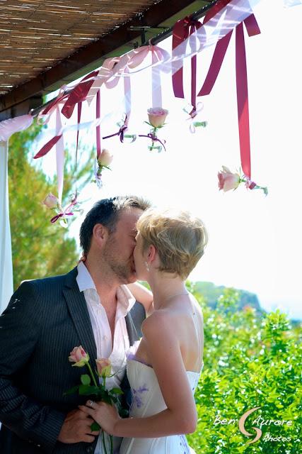 {Fragments de Rêves} cérémonie sur le thème de la rose le baiser des mariés mariage en provence cérémonie d'engagement sur le thème des roses