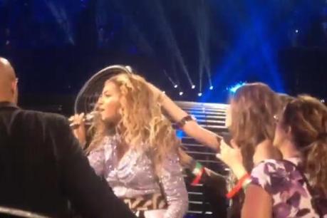 Un fan tente de décrocher la perruque de Beyoncé en plein concert