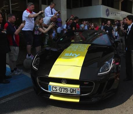 Froome repart du Tour en Jaguar F-Type Froome repart du Tour en Jaguar F-Type