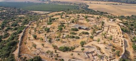 Une vue aérienne du site archéologique Khirbet Qeiyafa. (Vue du ciel,  photo de l’Université hébraïque et de l’Autorité des Antiquités d’Israël) - Source Image : http://alyaexpress-news.com/