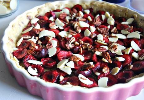 Tarte cerises, chocolat blanc et noix (pâte au quinoa et noix) Tarte cerises, chocolat blanc et noix (pâte au quinoa et noix)