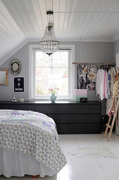 bedroom with grey wall and white ceiling and white floor