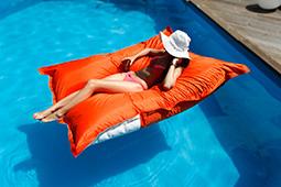 Un pouf géant, flottant pour la piscine, relaxant pour le jardin et le salon ! photo_cp_1
