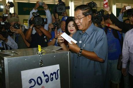 Le premier ministre cambodgien, Hun Sen, dépose son bulletin de vote près de Phnom Penh, le 28 juillet.