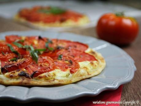 Tarte fine aux tomates (ricotta, cébettes, basilic), pâte à l'huile d'olive