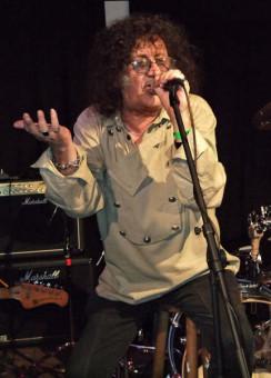 Mick Farren, the Deviants, collapses on stage ! mick-farren21.jpg