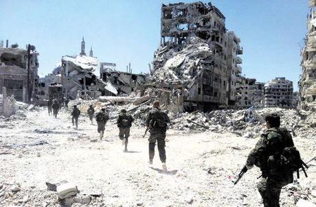 Les soldats de l'armée syrienne pénètrent dans le quartier de Khaldiyé, à Homs, dimanche 28 juillet.