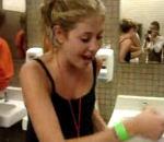 Elle se souviendra de sa première cuite vidéo fille bourée porte toilettes