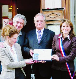 ACTUALITE REGION DE SAULIEU Jean-Marc Tingaud et son épouse aux côtés de Jacques Jayet et d'Anne-Catherine Loisier, maire de Saulieu