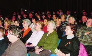 ACTUALITE REGION DE SAULIEU Le public est venu nombreux applaudir la nouvelle pièce de la Troupe (photo E. B.)