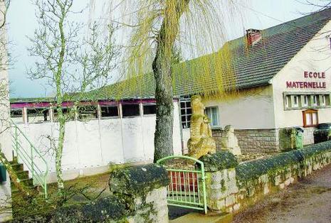 ACTUALITE REGION DE SAULIEU Un pôle petite enfance à l'école maternelle est en projet avec la démolition du préfabriqué et la construction d'un nouveau bâtiment (photos Élisabeth Berthier)