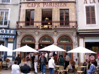  Place du Marché, le Café parisien va rester un lieu de convivialité, tout en développant de nombreux projets   (photos Pascale Thibeaut)