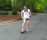 Une fille se mange le bitume en skateboard vidéo fille skateboard descente manger bitume