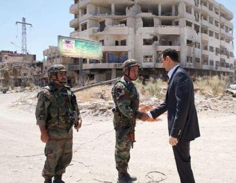 Bachar al-Assad et deux soldats syriens à Daraya