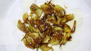 Chips d’artichaut prêt á servir