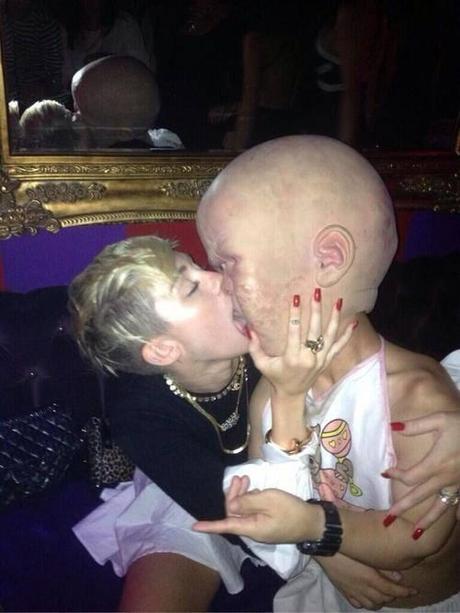 PHOTO Miley Cyrus : un baiser qui choque les réseaux sociaux