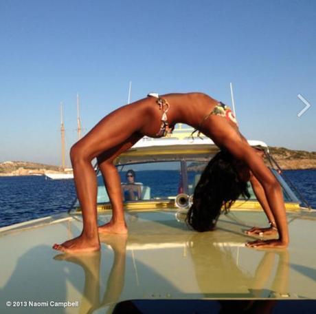 PHOTO Naomi Campbell en mode Yoga en bikini