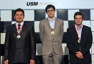 Echecs à Bienne : le podium avec Moiseenko (second), Vachier-Lagrave (premier) and Bacrot (3e) © Chessbase