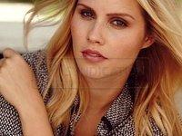 Claire Holt pour Brian Higbee