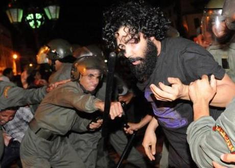 La liberté et la dignité? Ya pas! La matraque..Si!  (C) AFP