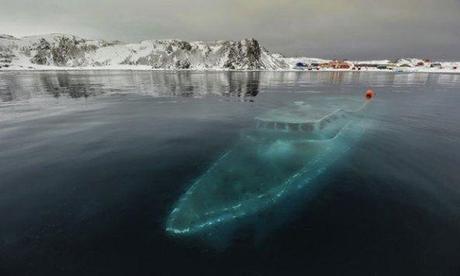 Le_Yacht_Sunken_Antarctique
