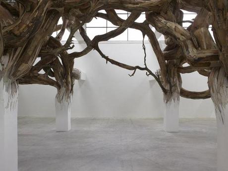Henrique Oliveira : un nœud au Palais de Tokyo henrique-oliveira-baitogogo-designboom-06