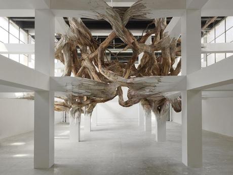 Henrique Oliveira : un nœud au Palais de Tokyo henrique-oliveira-baitogogo-designboom-01