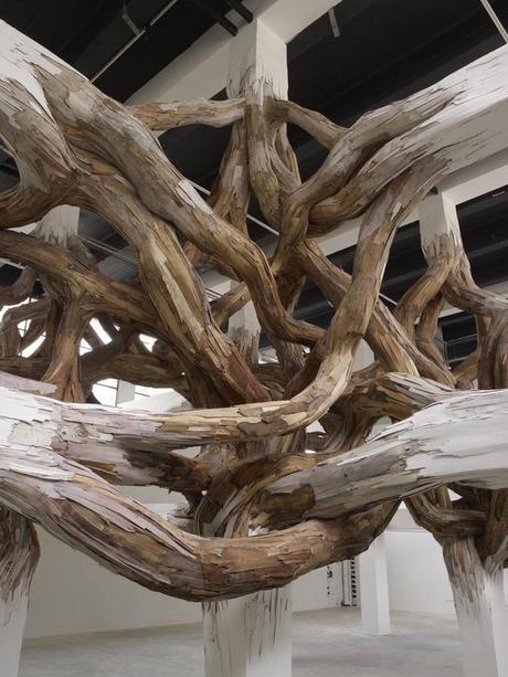 Henrique Oliveira : un nœud au Palais de Tokyo henrique-oliveira-baitogogo-designboom-05