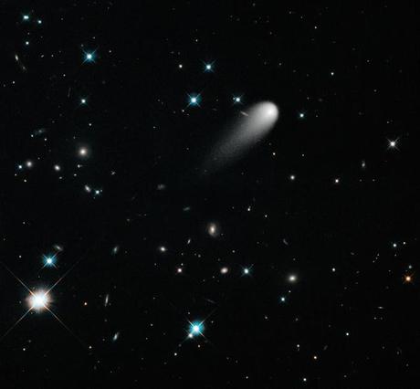 Galaxies lointaines et la comète ISON photographiés par Hubble