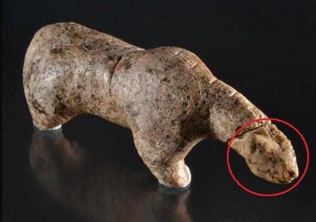 Un fragment de figurine en ivoire de mamouth découvert dans la grotte de Vogelherd